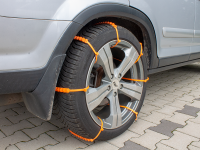 Einweg-Schneeketten befestigt an Autoreifen